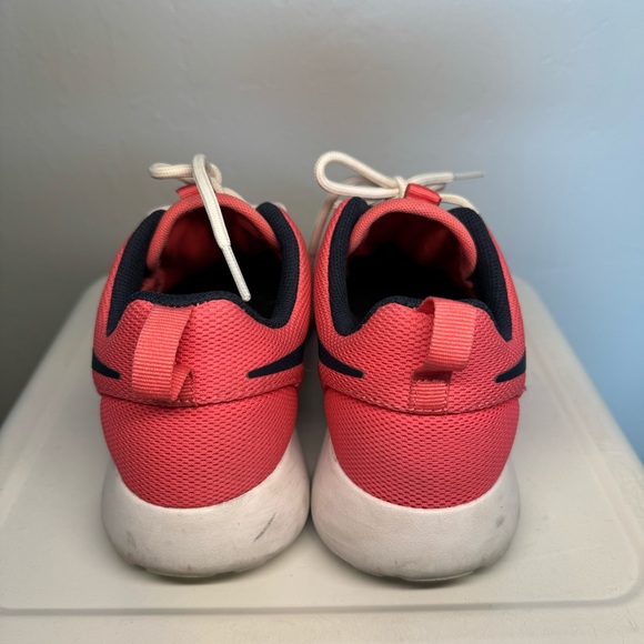 Nike Women's Nike Roshe One Sea Coral/Obsidian-White SZ 7 - Picture 3 of 6